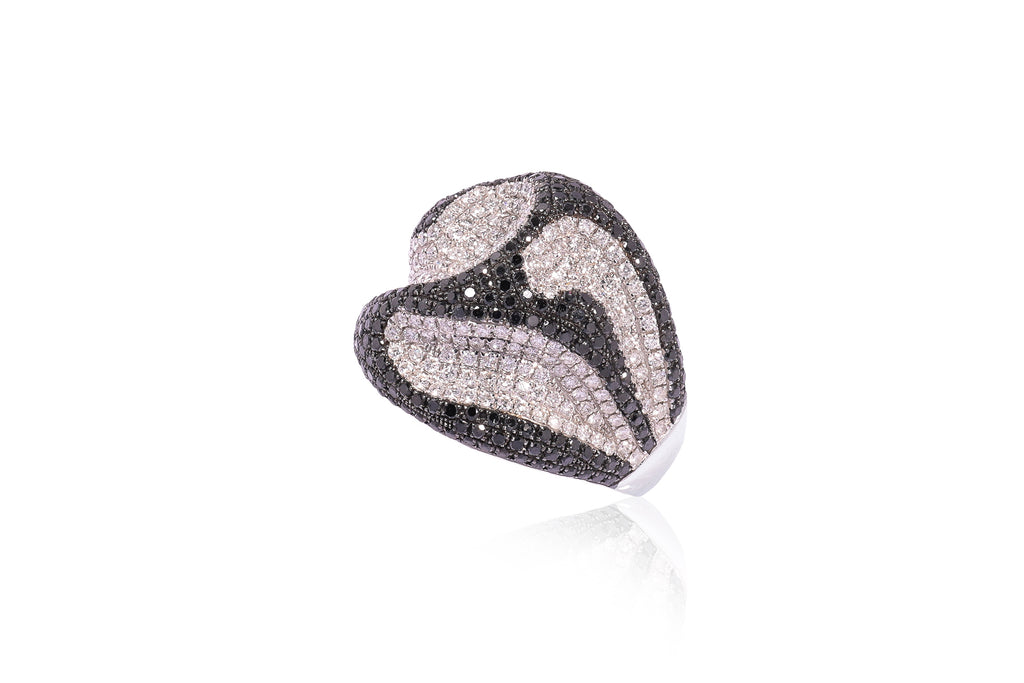 A DIAMOND AND BLACK DIAMOND STYLISED 'SKULL' RING