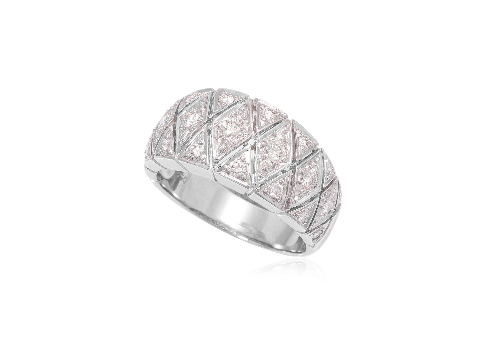 A DIAMOND 'LATTICE' RING