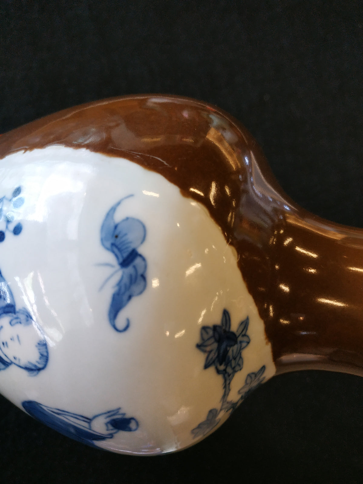 A BATAVIAN STYLE BLUE AND WHITE BALUSTER VASE