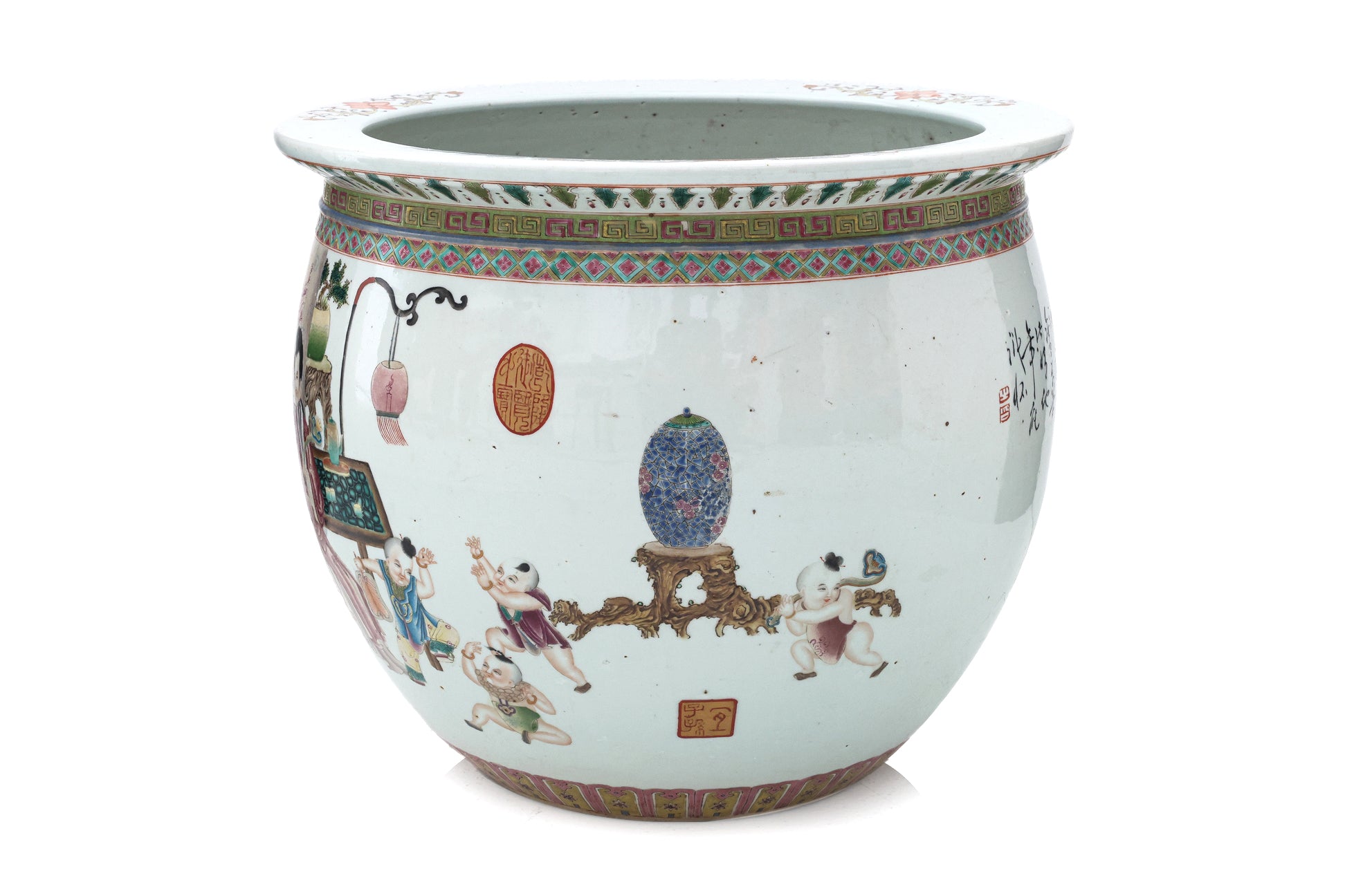 A LARGE FAMILLE ROSE PORCELAIN JARDINIERE