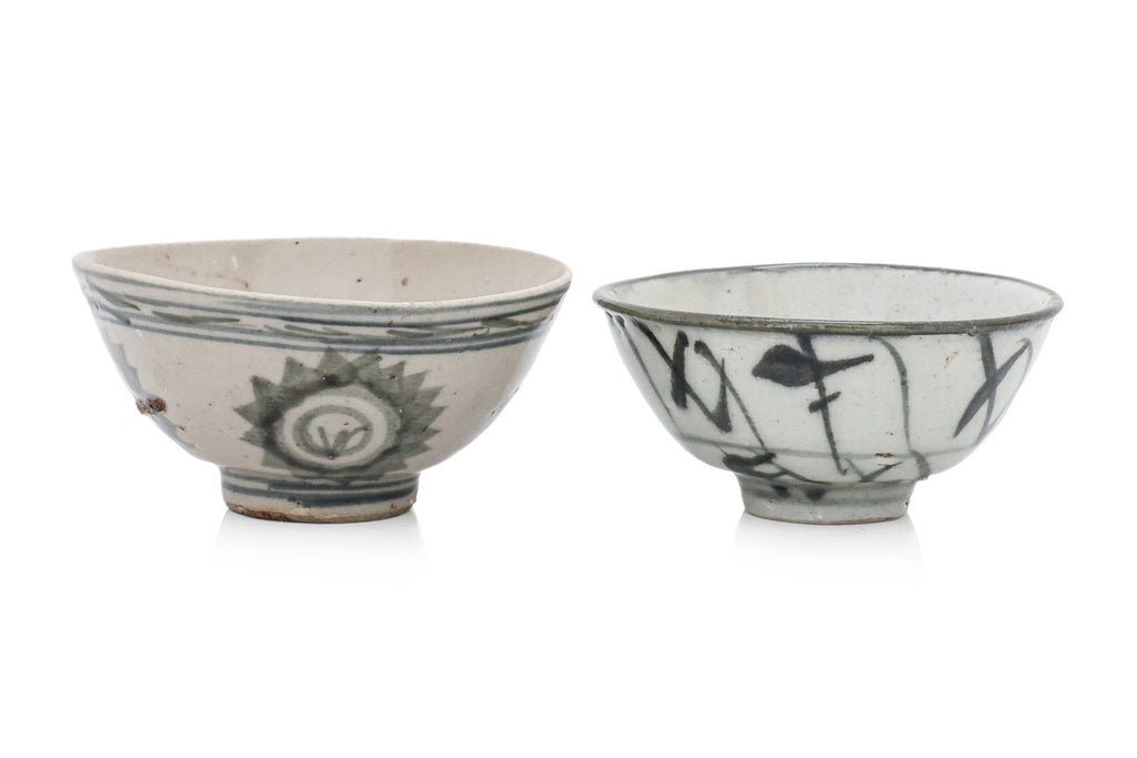 A GROUP OF BLUE AND WHITE BOWLS, JARS AND TEA CUPS