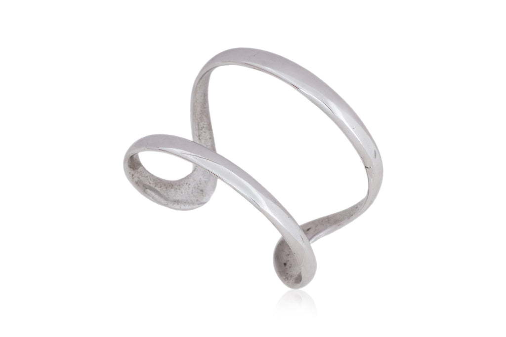 A GROUP OF FIVE COSTUME NECKLACES AND A SILVER TONED BANGLE