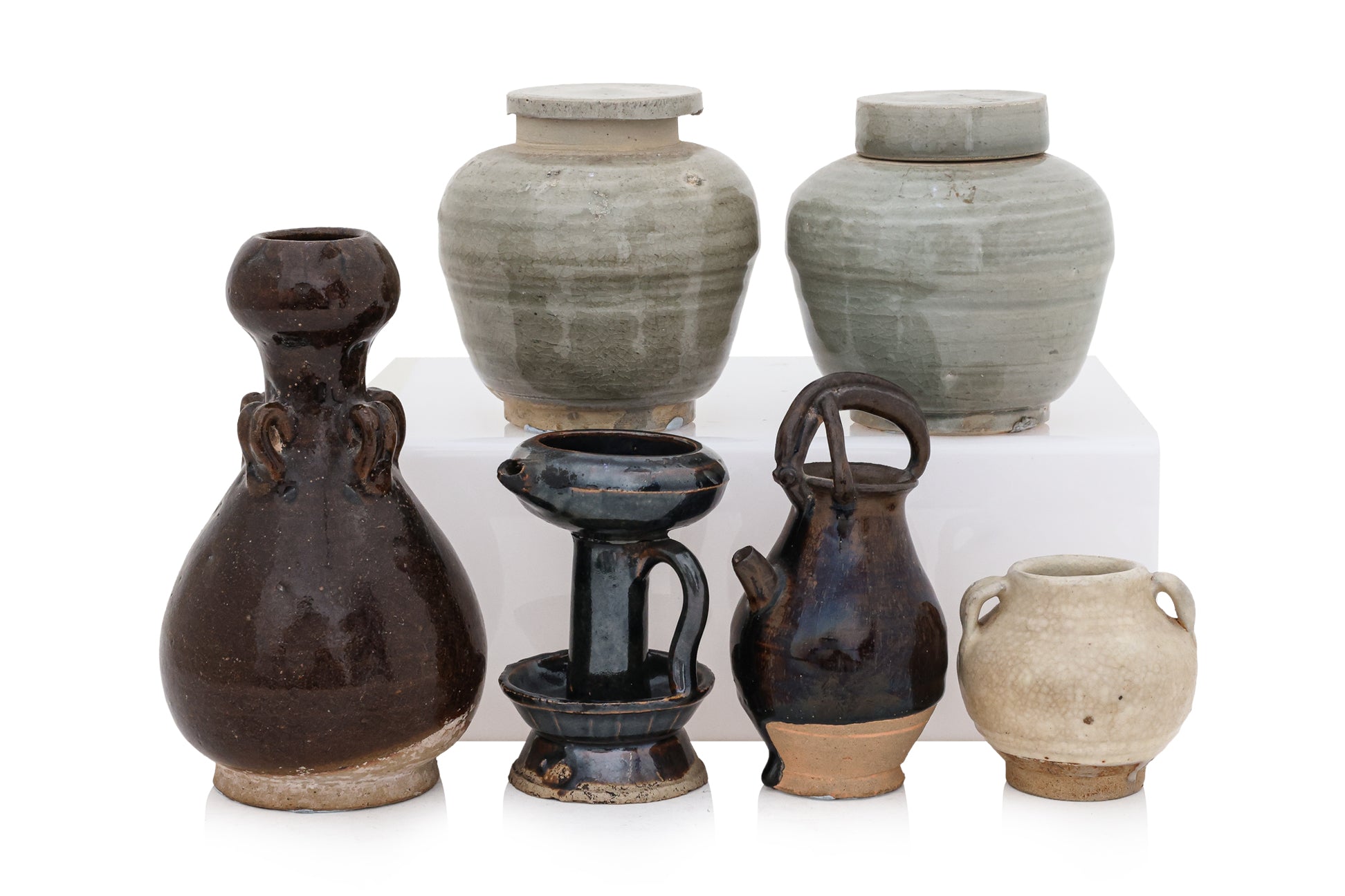 A GROUP OF ASSORTED GLAZED POTTERY