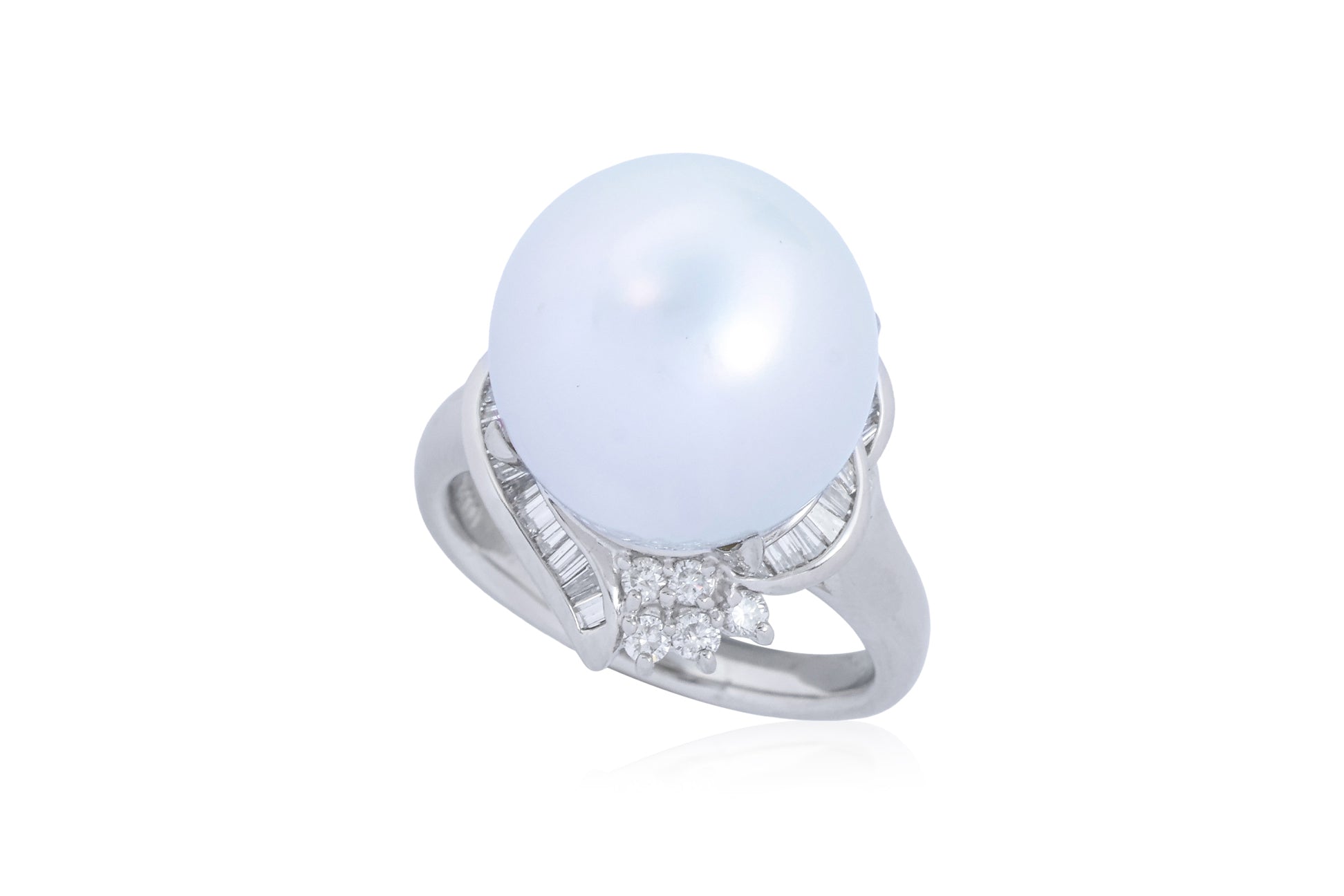 A SOUTH SEA CULTURED PEARL AND DIAMOND RING