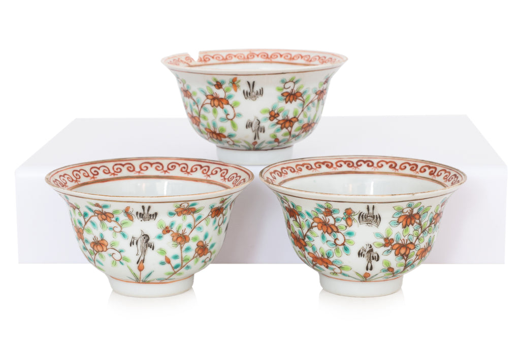 A GROUP OF FIVE FAMILLE ROSE 'MAGPIE' TEA BOWLS
