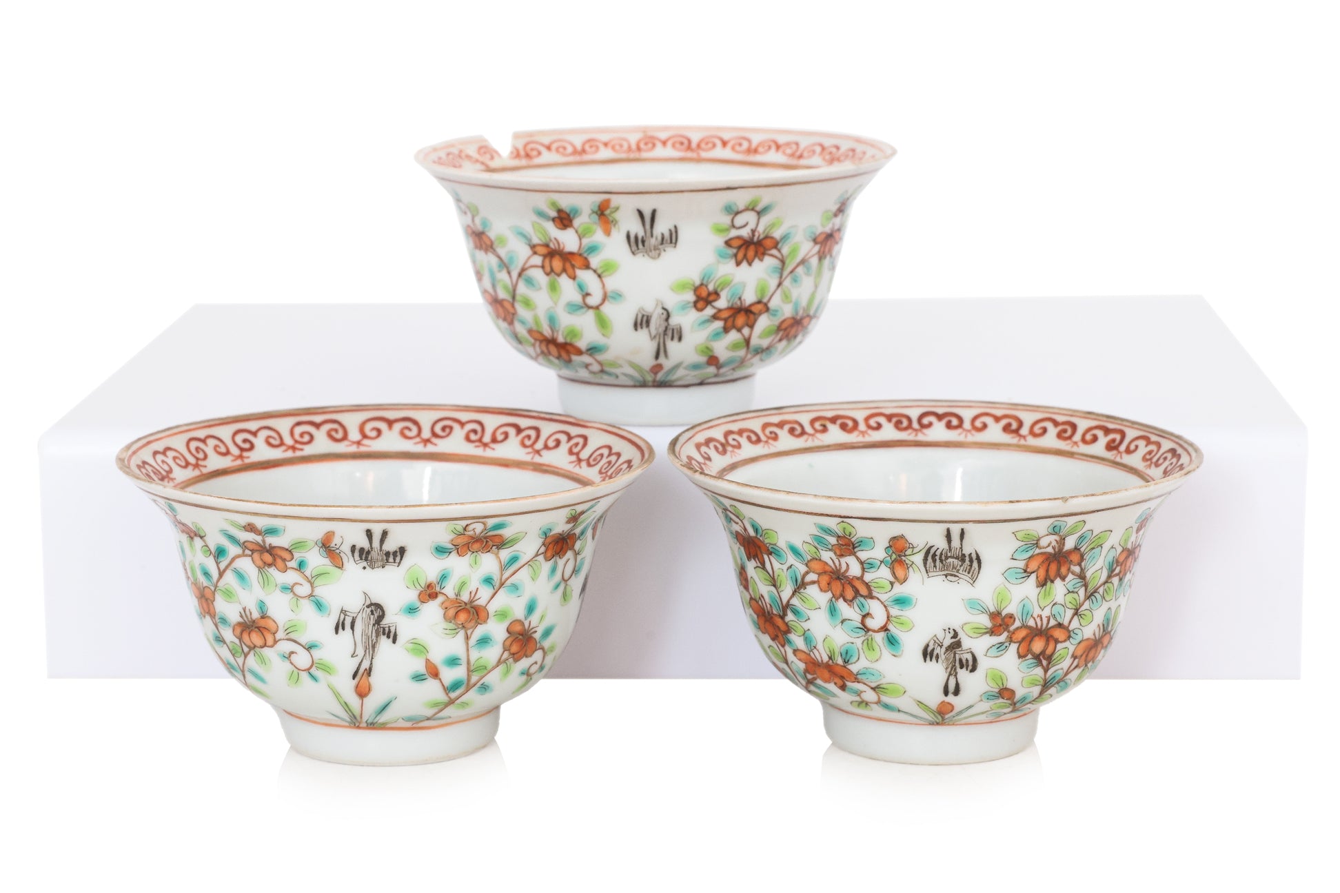 A GROUP OF FIVE FAMILLE ROSE 'MAGPIE' TEA BOWLS