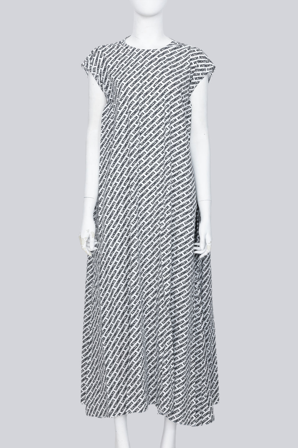 VETEMENTS POUR FEMMES - A SUMMER 2018 SLEEVELESS LOGO PRINT DRESS