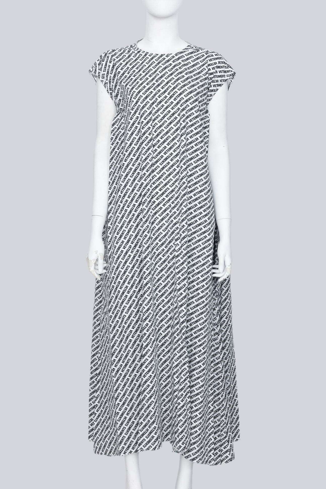 VETEMENTS POUR FEMMES - A SUMMER 2018 SLEEVELESS LOGO PRINT DRESS