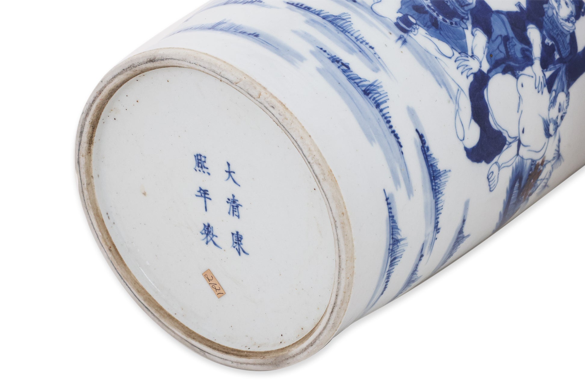 A LARGE 'THREE KINGDOMS' SUBJECT BLUE AND WHITE PORCELAIN ROULEAU VASE