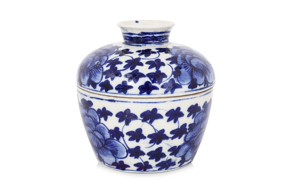 A BLUE AND WHITE 'SWEET PEA' BOWL AND COVER AND A CELADON 'SHOU' PLATE
