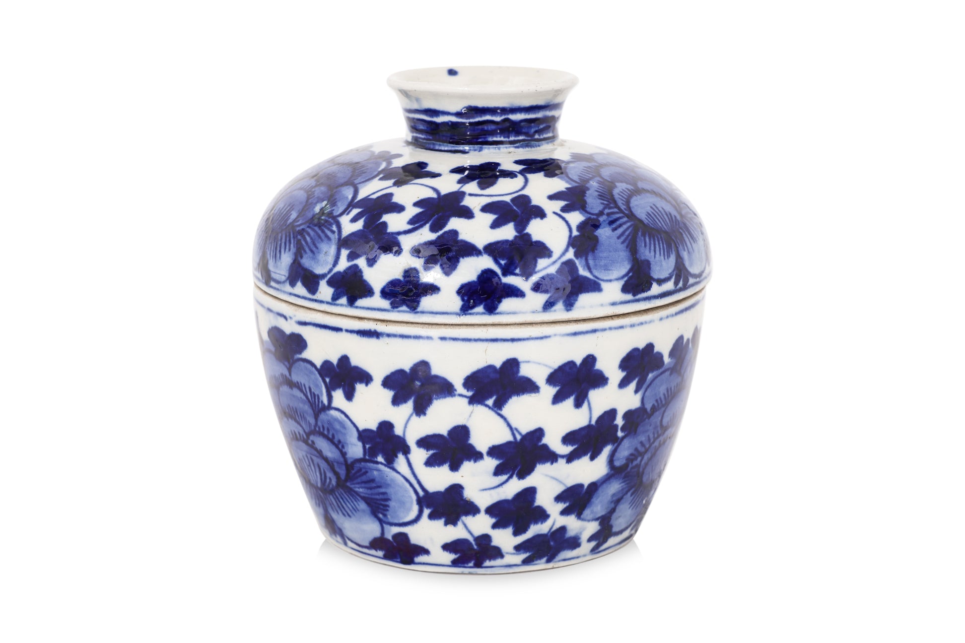 A BLUE AND WHITE 'SWEET PEA' BOWL AND COVER AND A CELADON 'SHOU' PLATE