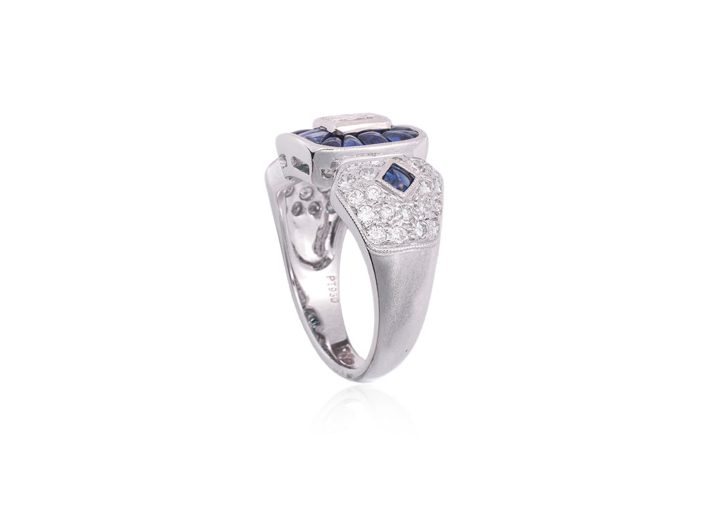 A DIAMOND AND SAPPHIRE RING