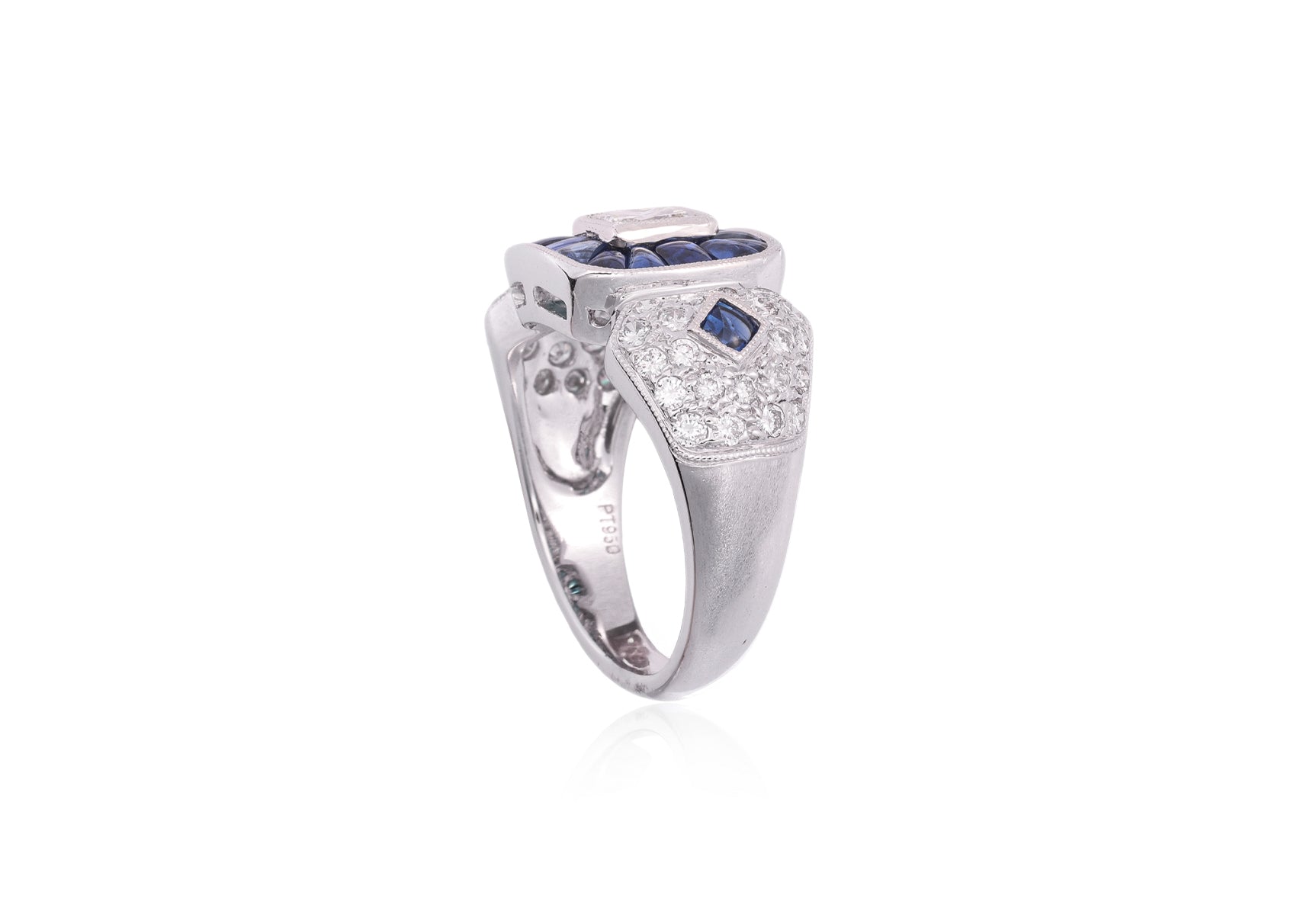 A DIAMOND AND SAPPHIRE RING