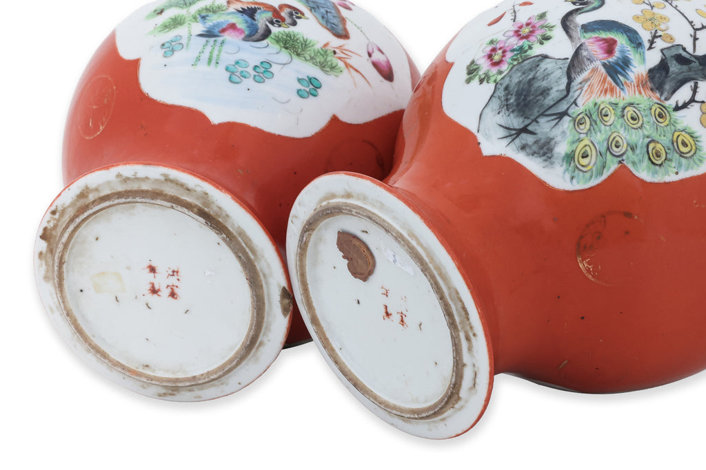 A GROUP OF FOUR CORAL GROUND PORCELAIN ITEMS