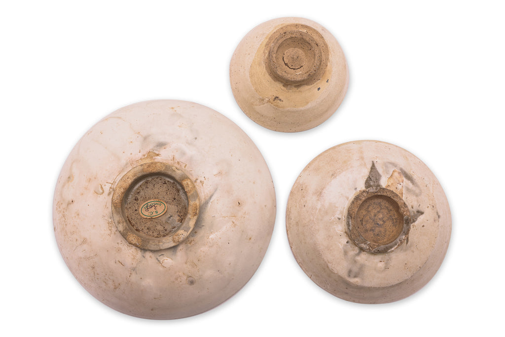 A GROUP OF ASSORTED CERAMIC WARES