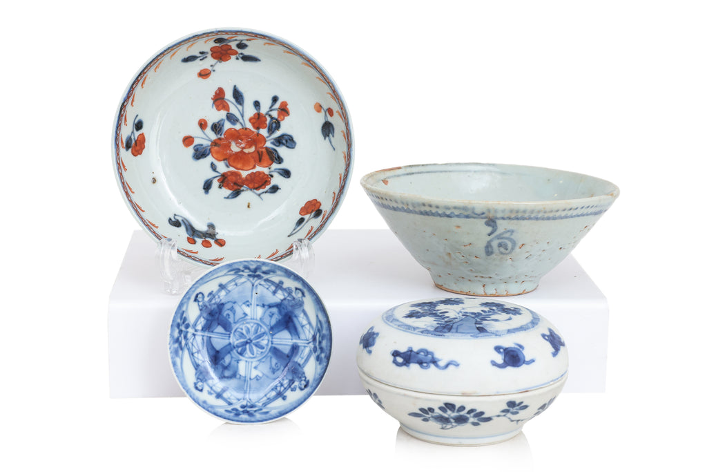 A GROUP OF FOUR BLUE AND WHITE WARES