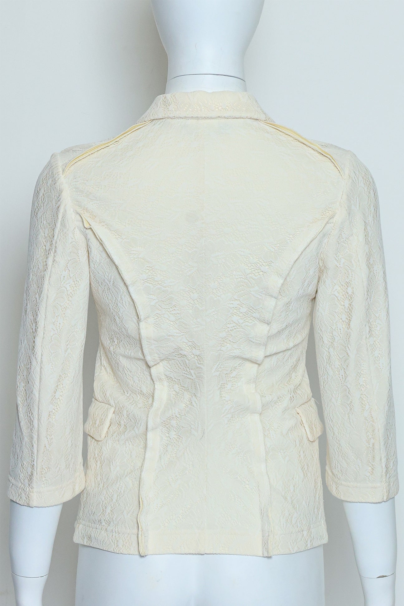 COMME DES GARÇONS - A CREAM LACE TEXTURED BLAZER