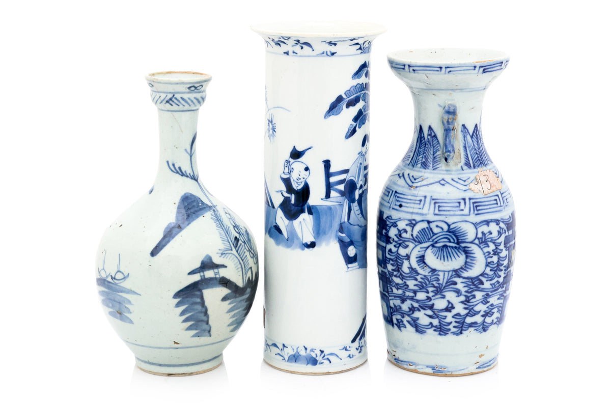 A GROUP OF FIVE CHINESE BLUE AND WHITE PORCELAIN VESSELS