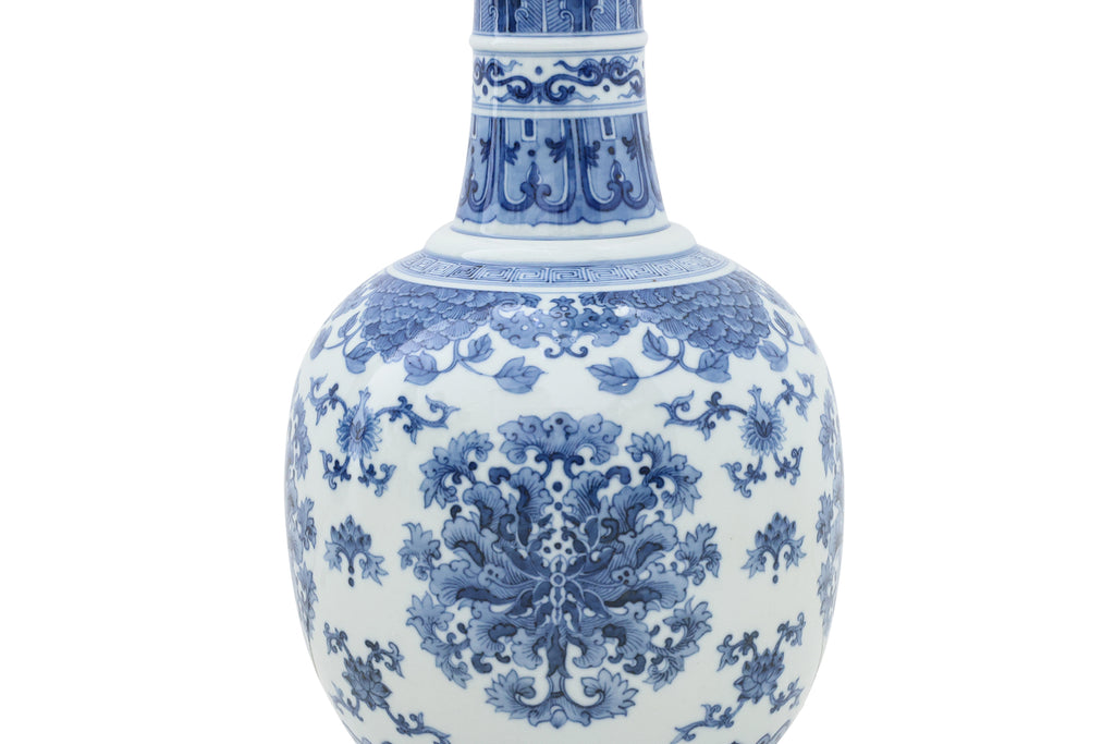 A LARGE BLUE AND WHITE PORCELAIN BOTTLE VASE