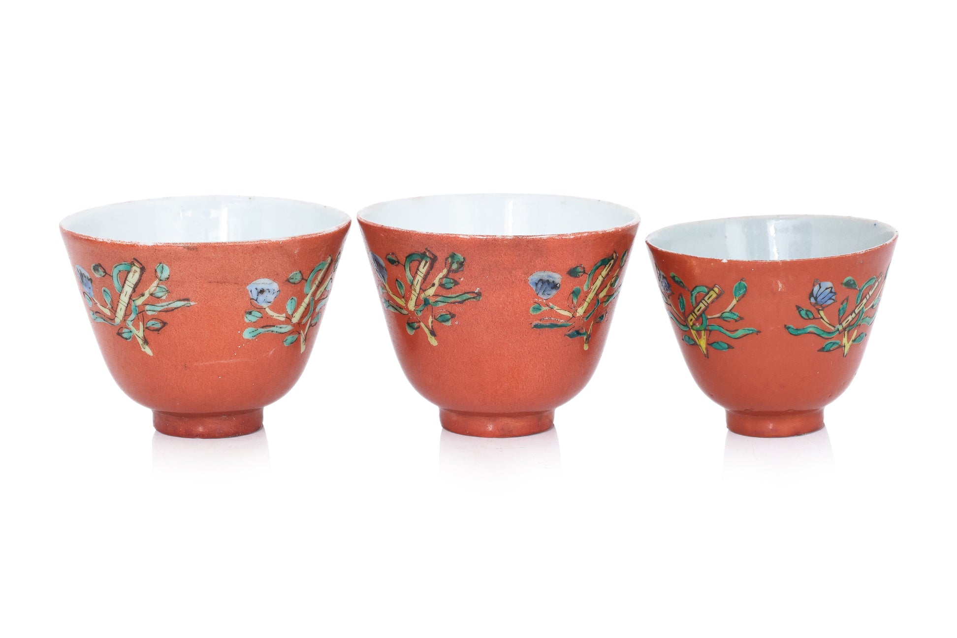 A GROUP OF 12 CORAL GROUND TEA BOWLS