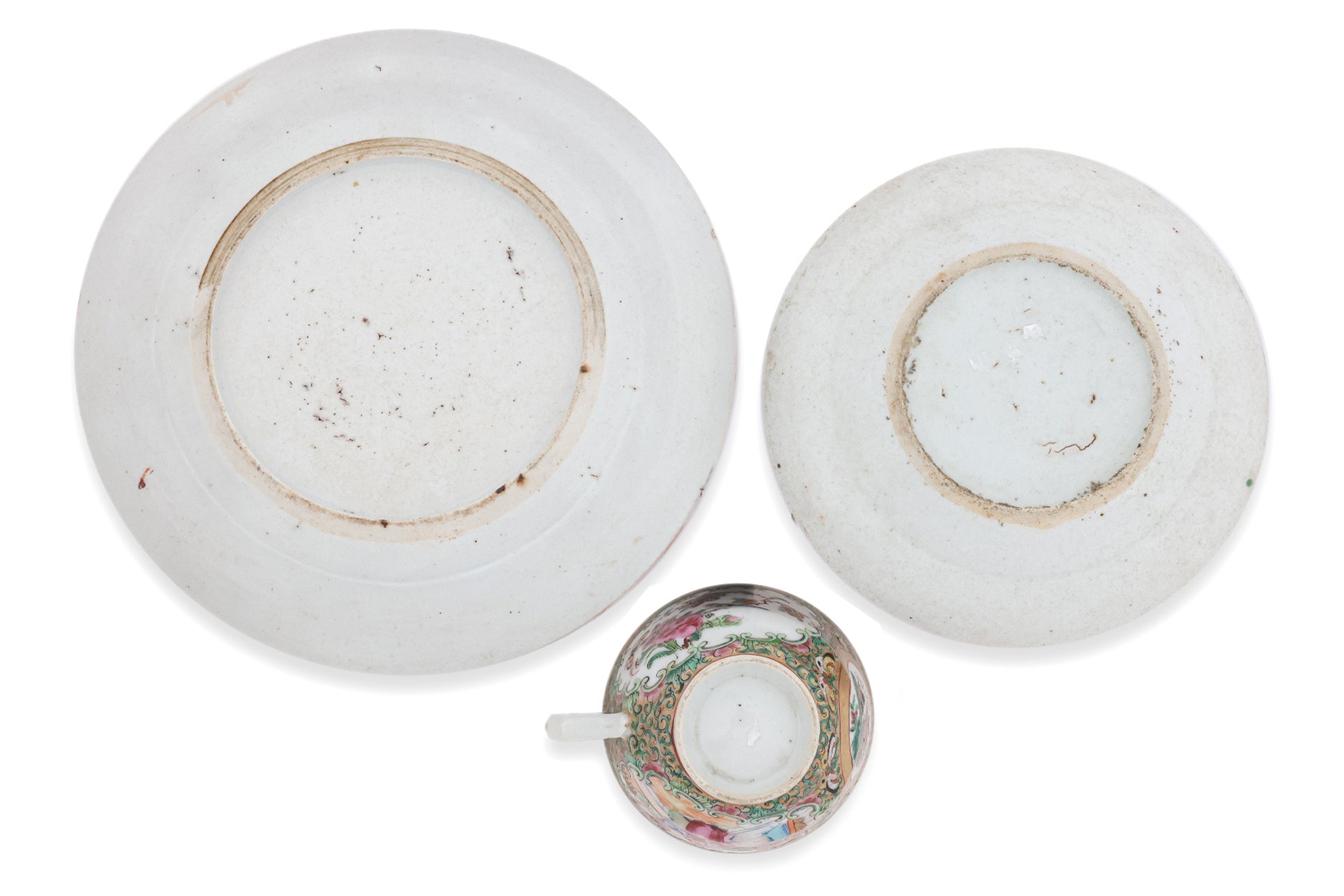 A GROUP OF THREE CANTON ROSE MEDALLION PORCELAIN OBJECTS