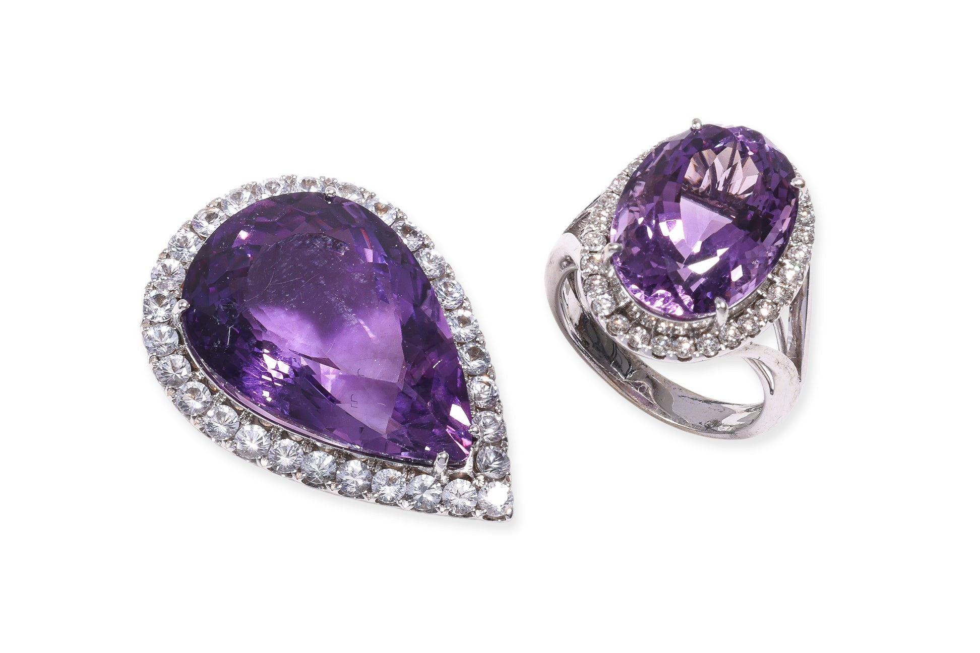 A LARGE AMETHYST RING AND PENDANT SET