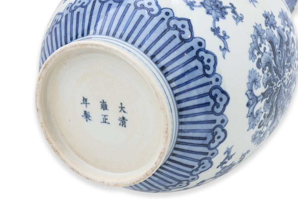 A LARGE BLUE AND WHITE PORCELAIN BOTTLE VASE