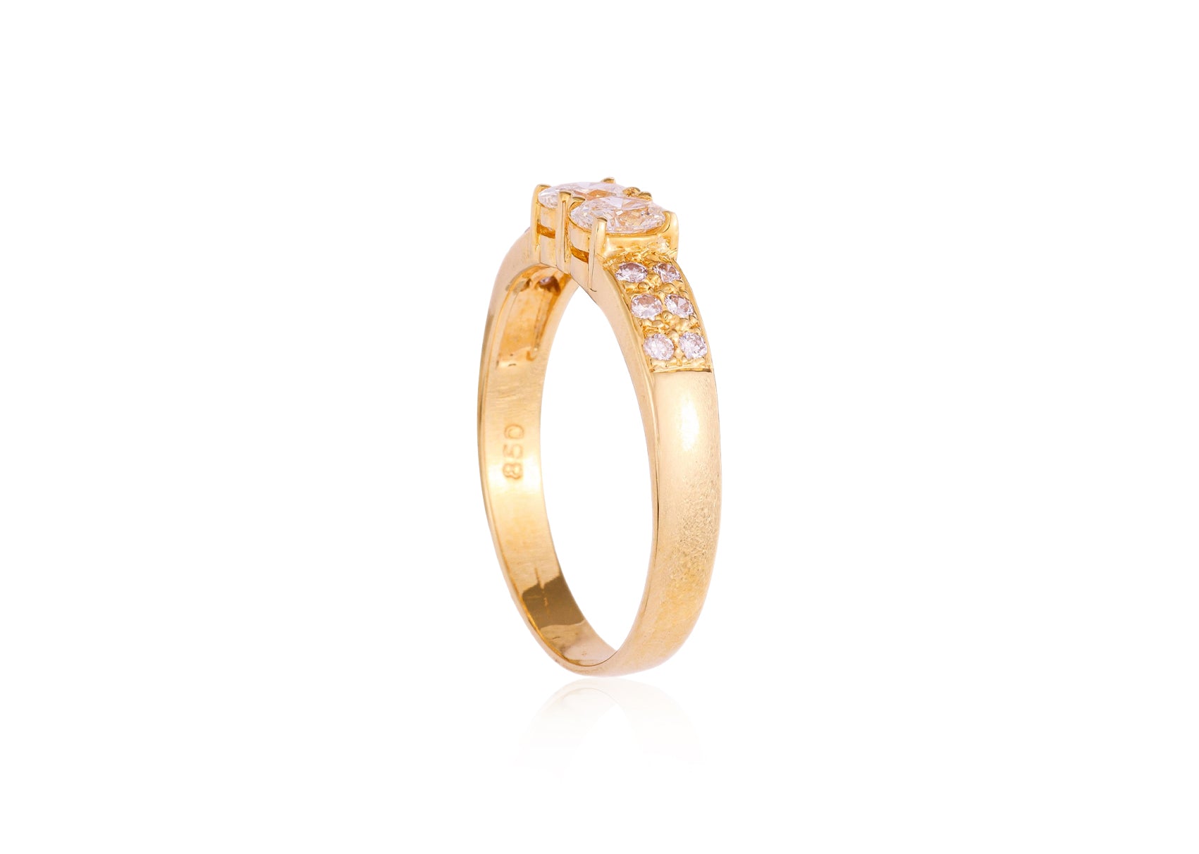 A HIGH KARAT GOLD DIAMOND RING