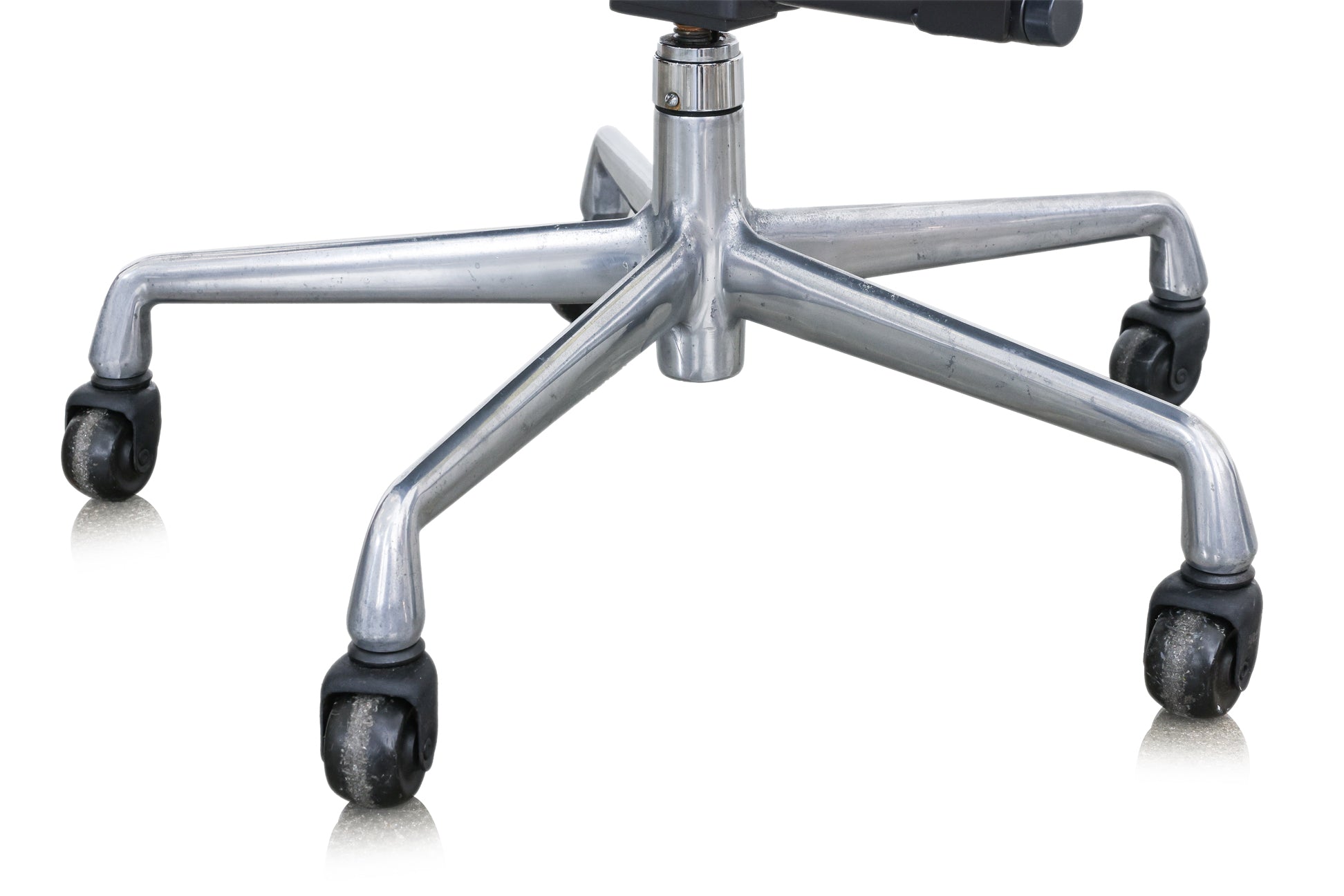A HERMAN MILLER EAMES SOFT PAD LOW BACK OFFICE CHAIR