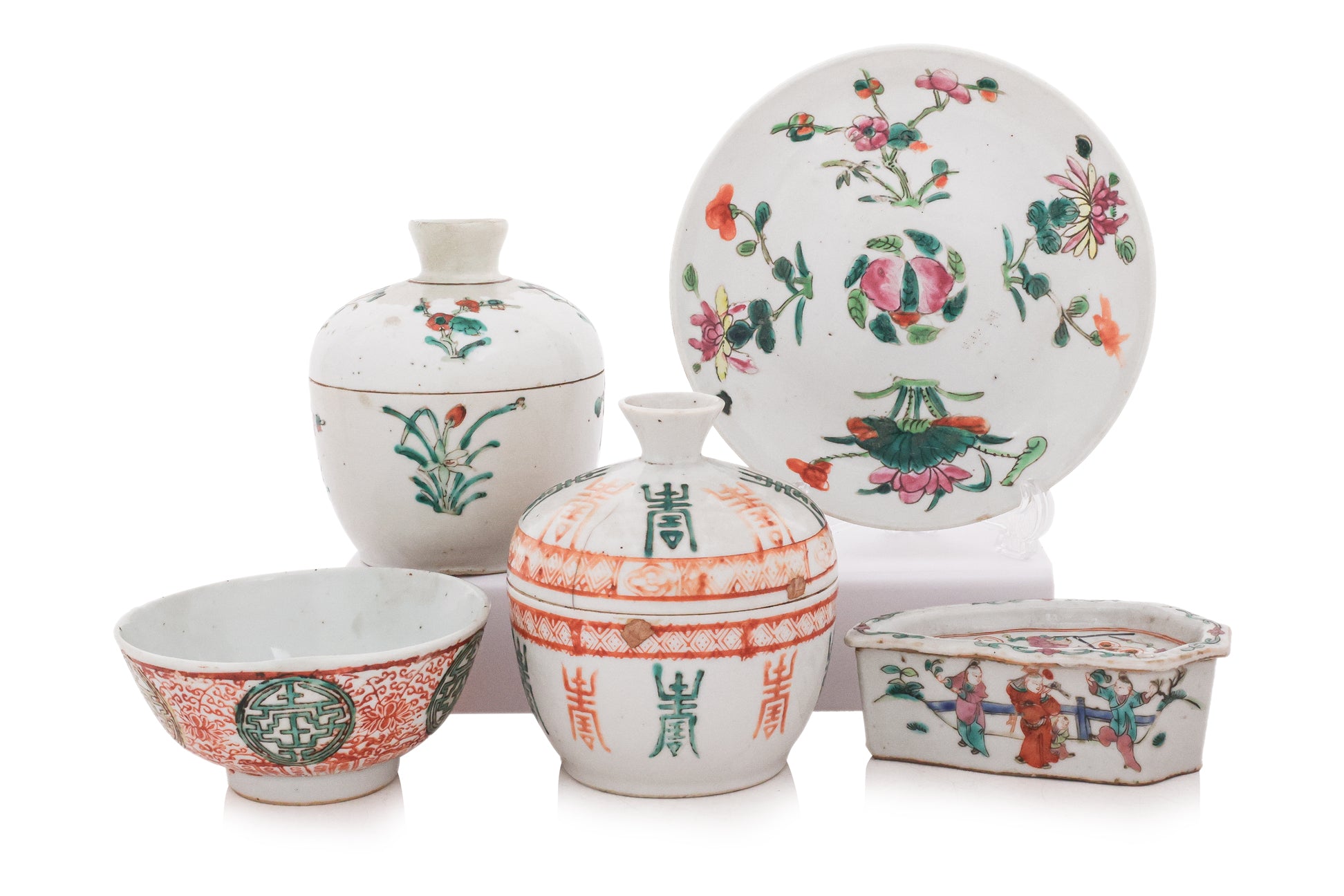 GROUP OF FIVE FAMILLE ROSE PORCELAIN WARES