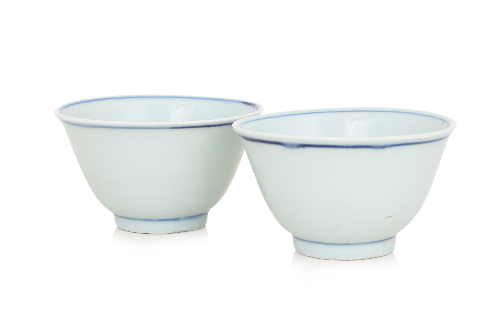 A PAIR OF SMALL CHINESE BLUE AND WHITE CHRYSANTHEMUM BOWLS