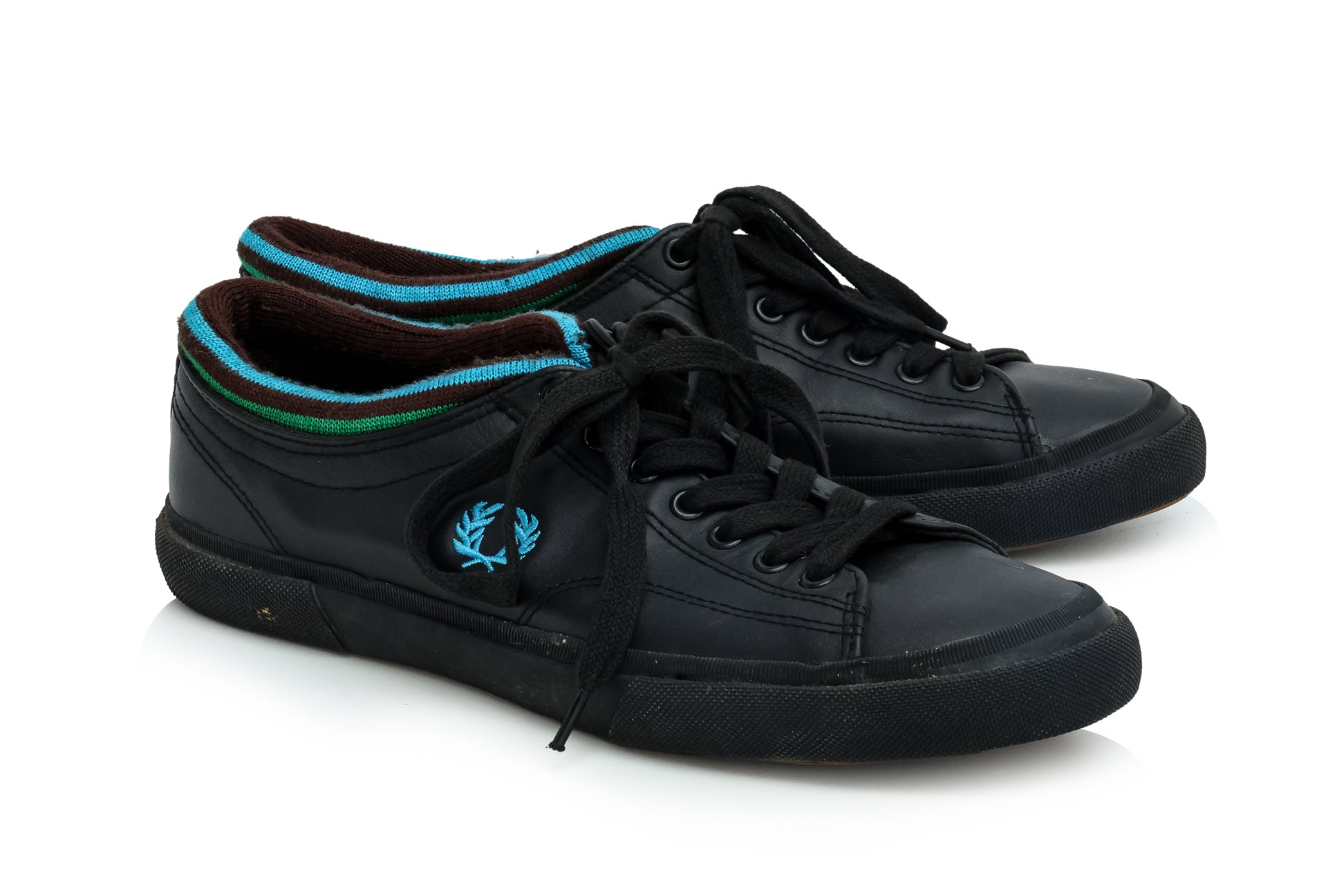 FRED PERRY - A PAIR OF BLACK LACE-UP TRAINERS