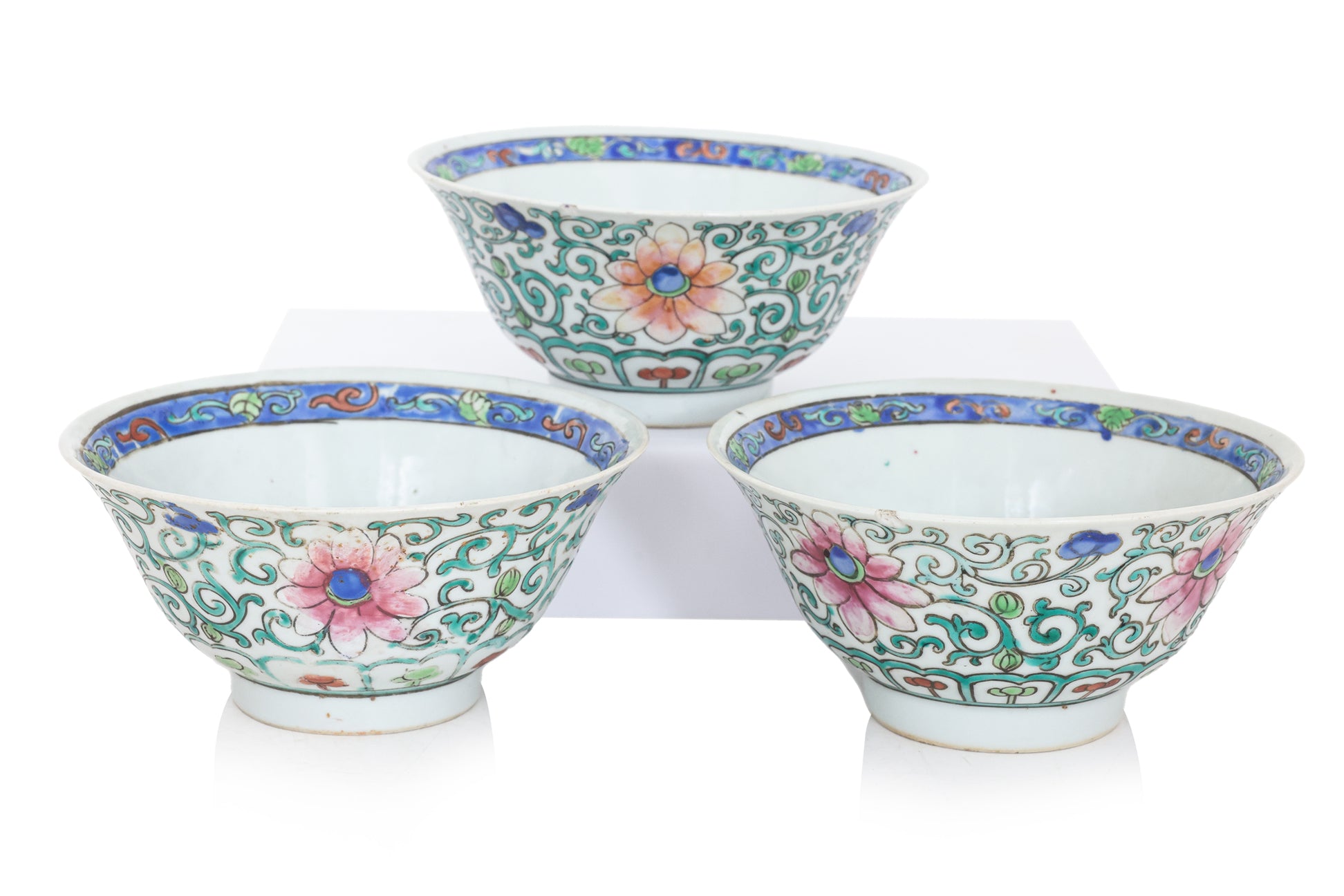 A SET OF 12 FAMILLE ROSE LOTUS DECORATED BOWLS