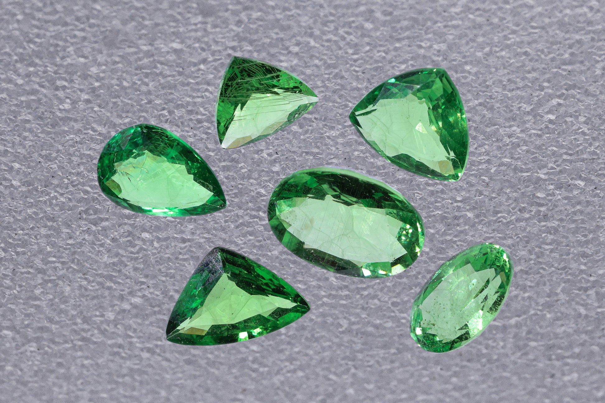 A QUANTITY OF UNMOUNTED GREEN TSAVORITE