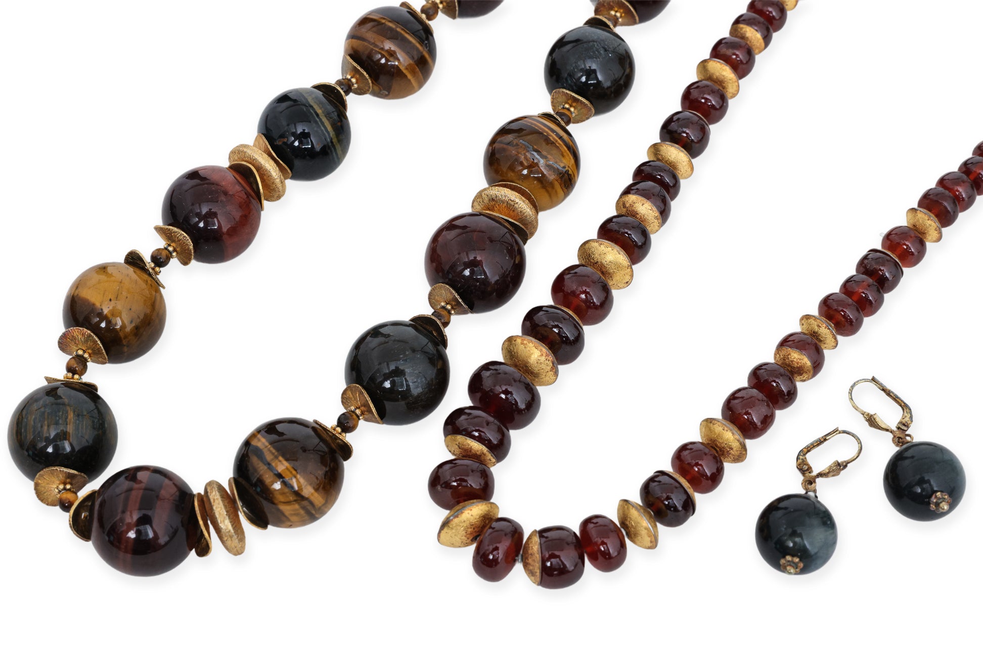 A GROUP OF TWO SEMI-PRECIOUS STONE NECKLACES AND ONE MATCHED PAIR OF EARRINGS