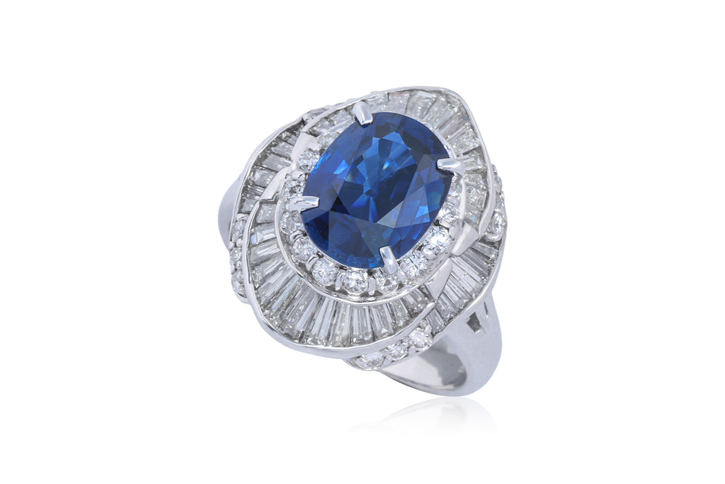 A SAPPHIRE AND DIAMOND CLUSTER RING