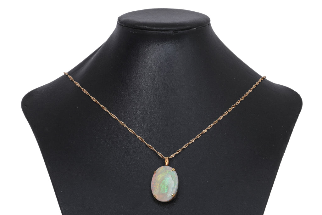 A LARGE OPAL PENDANT/BROOCH ON A CHAIN