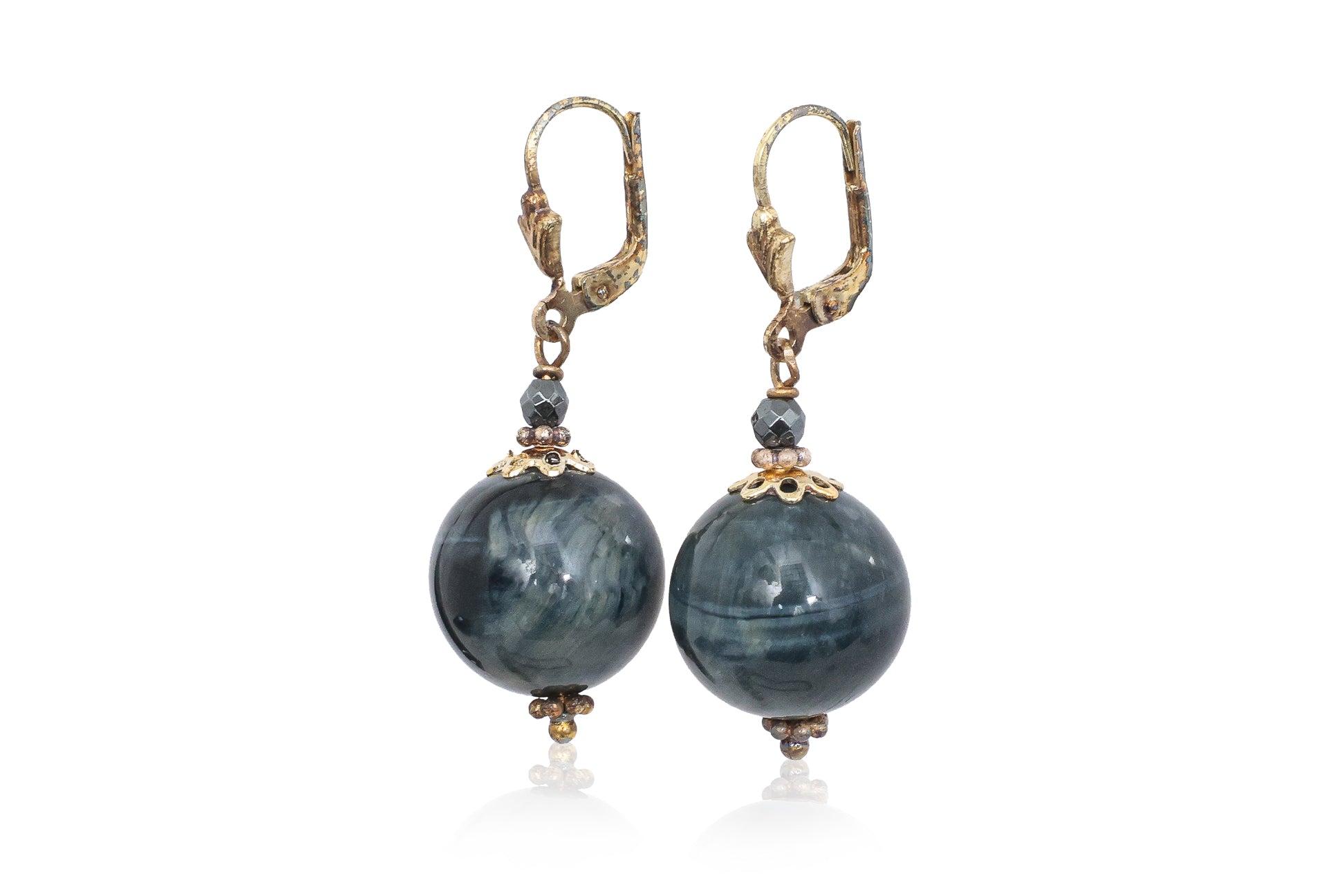 A GROUP OF TWO SEMI-PRECIOUS STONE NECKLACES AND ONE MATCHED PAIR OF EARRINGS