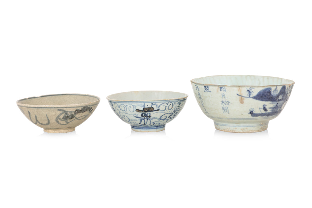 A GROUP OF EIGHT BLUE AND WHITE WARES