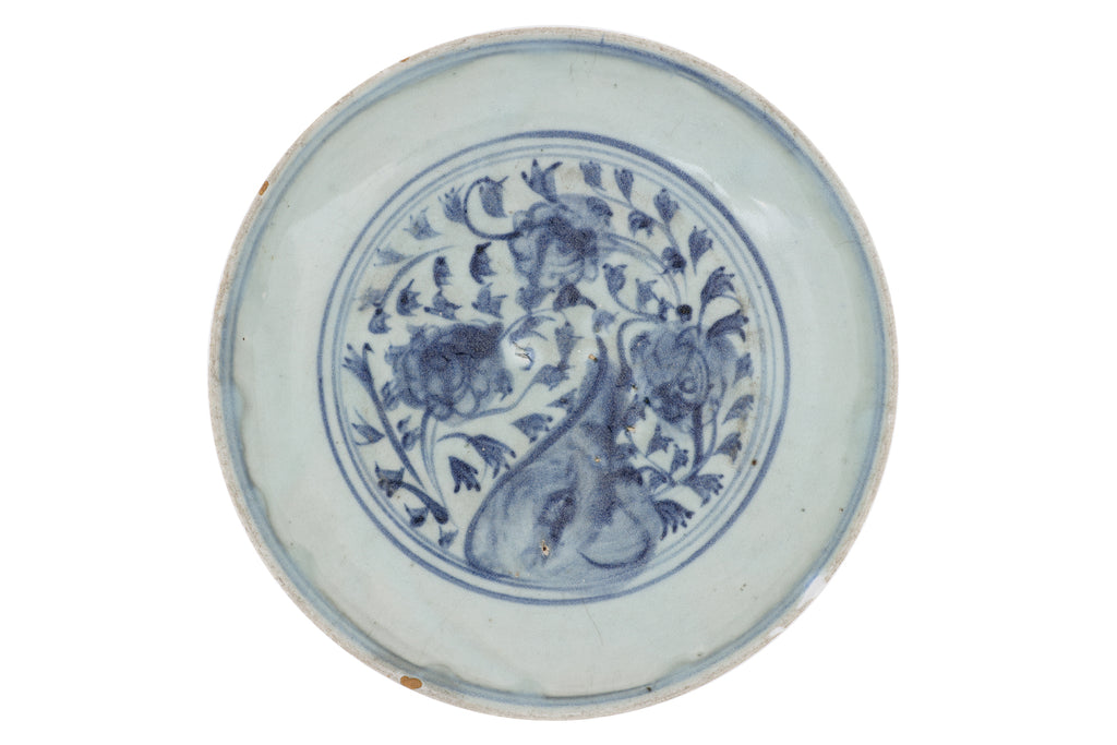 A BLUE AND WHITE PORCELAIN DISH