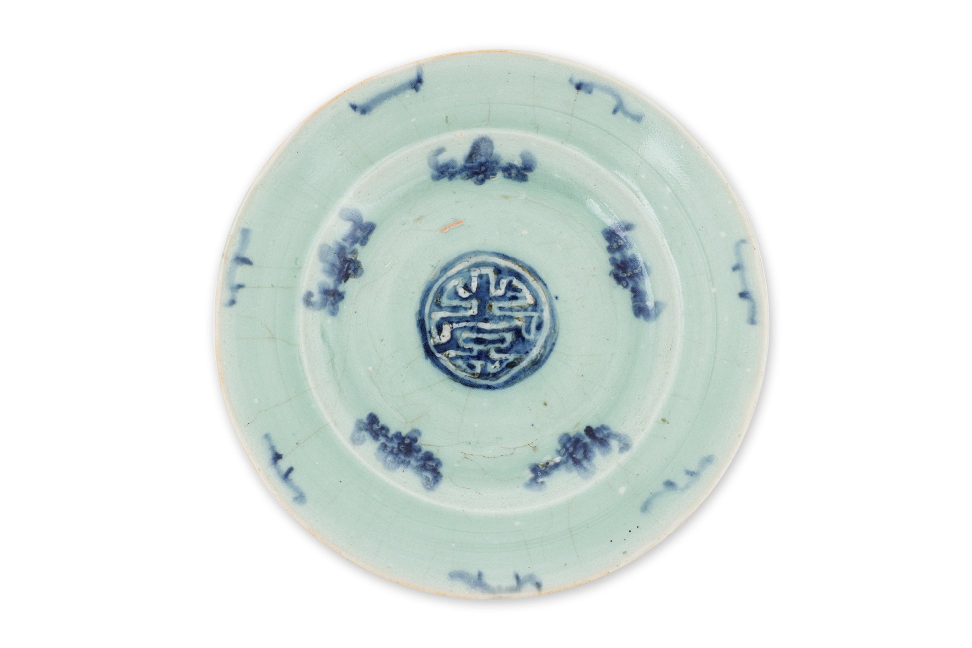 A BLUE AND WHITE 'SWEET PEA' BOWL AND COVER AND A CELADON 'SHOU' PLATE