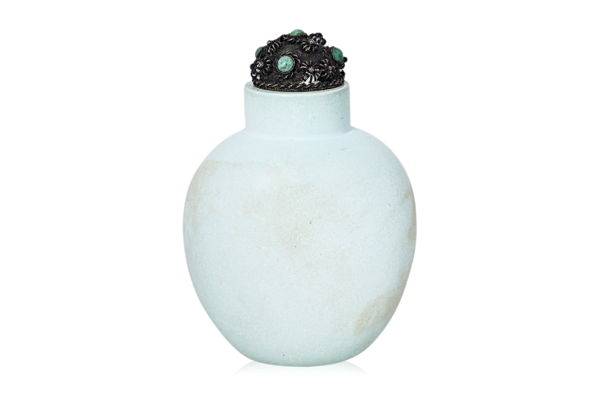 A GROUP OF THREE ASSORTED SNUFF BOTTLES