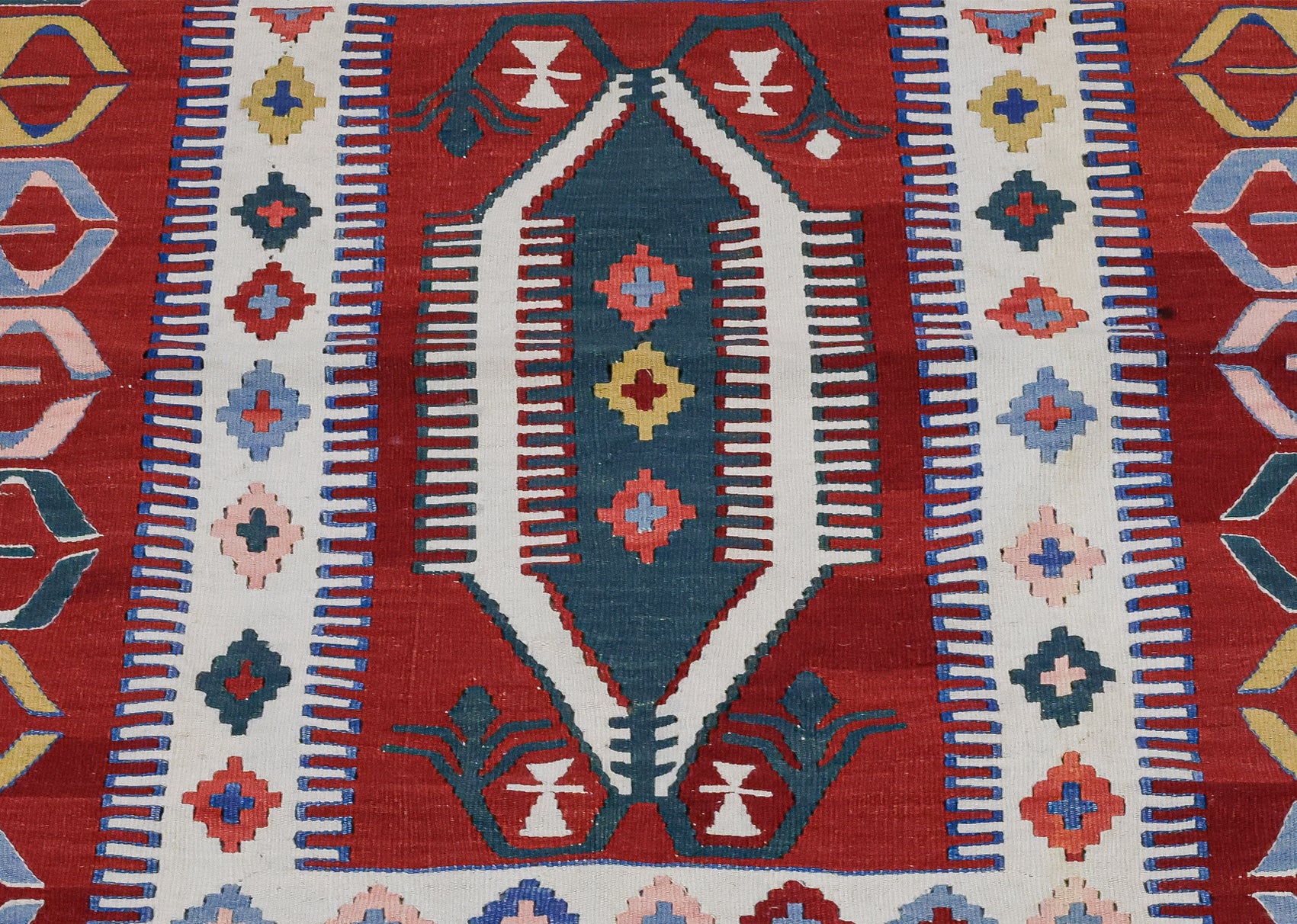 A TRIBAL KILIM RUG WITH GEOMETRIC DESIGN (110 x 98CM)