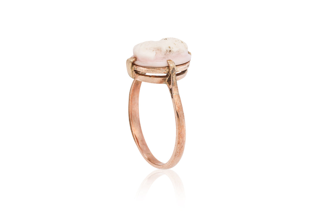 A SHELL CAMEO RING
