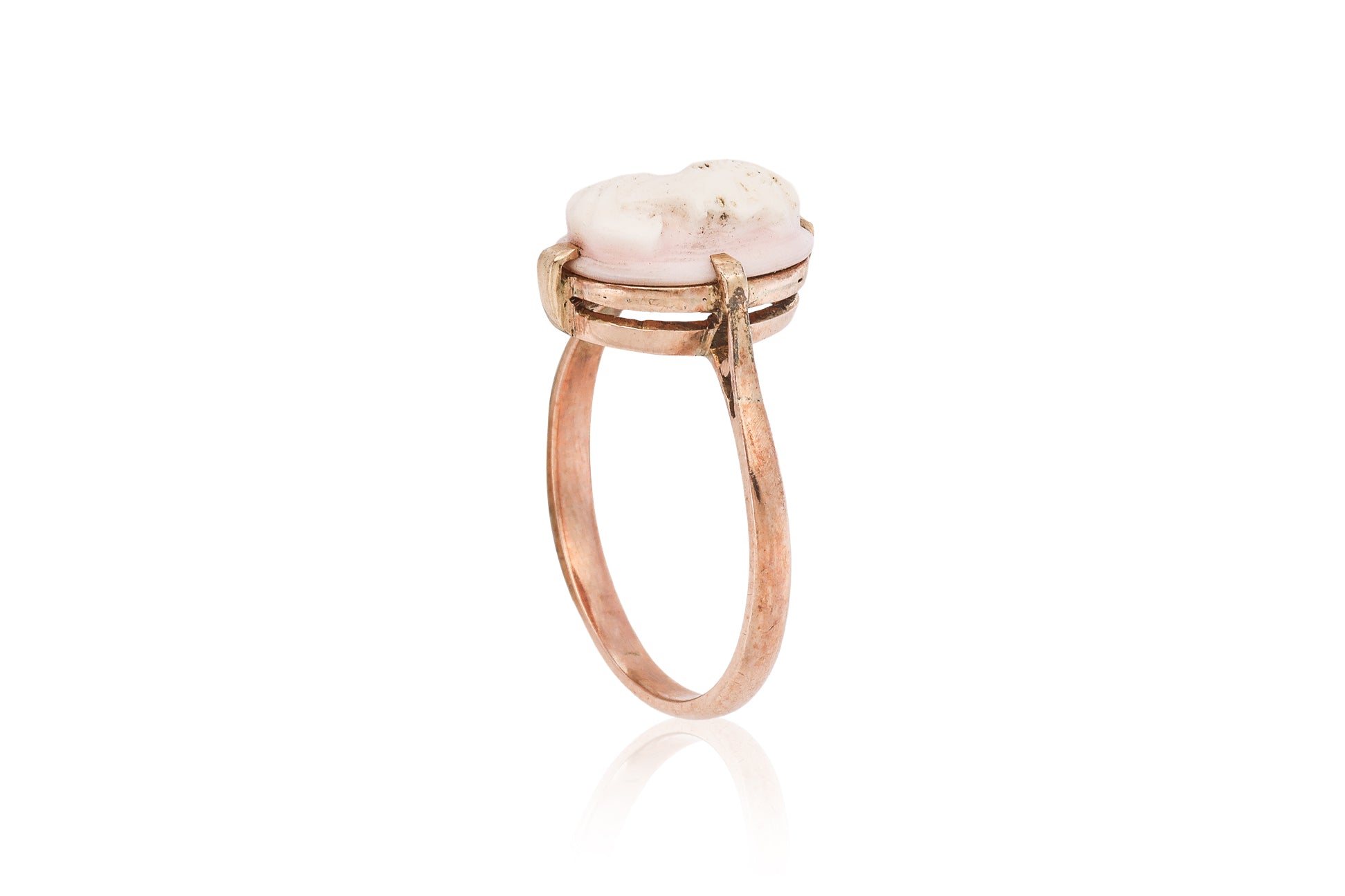 A SHELL CAMEO RING