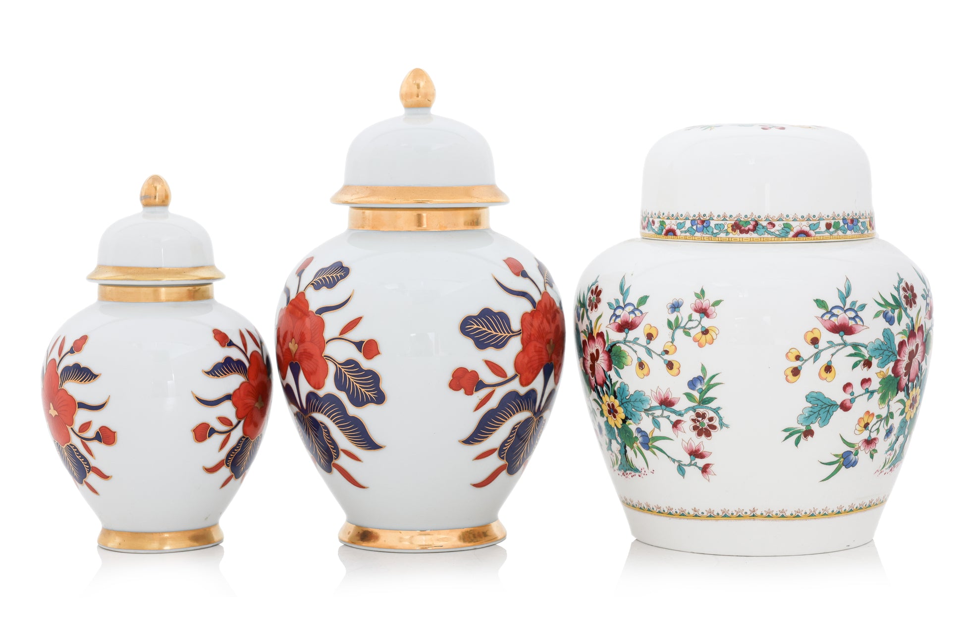 A GROUP OF FIVE PORCELAIN JARS AND BOXES