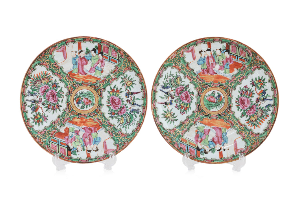 A PAIR OF CANTON ROSE MEDALLION PORCELAIN PLATES