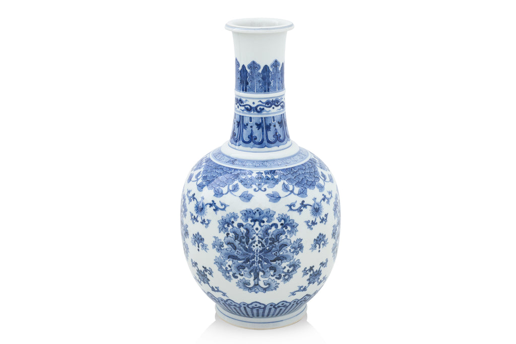 A LARGE BLUE AND WHITE PORCELAIN BOTTLE VASE