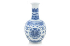 A LARGE BLUE AND WHITE PORCELAIN BOTTLE VASE