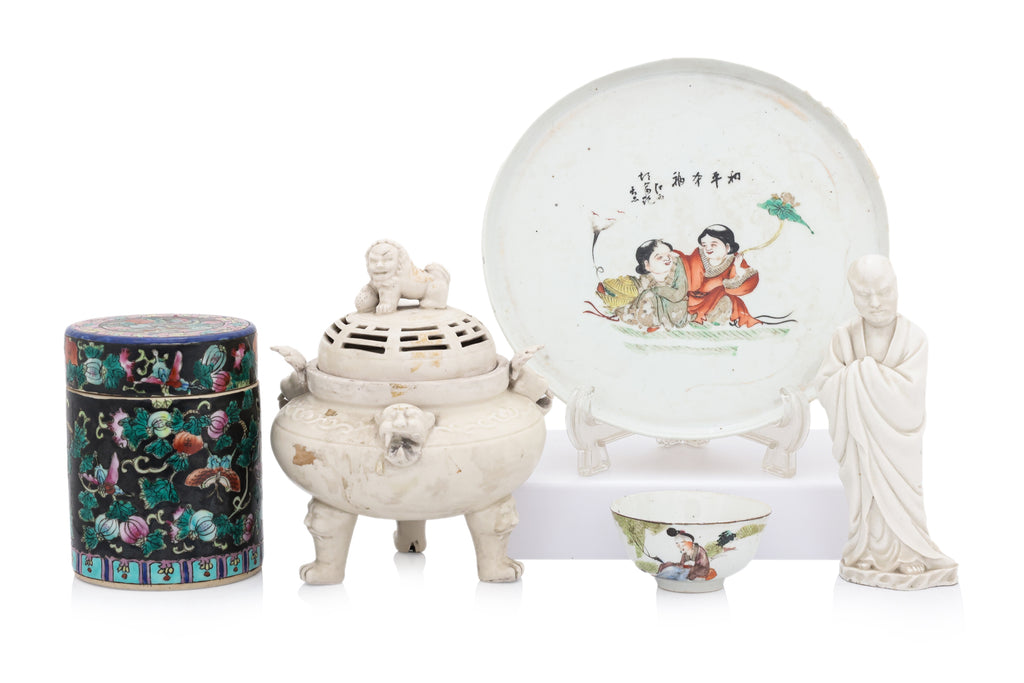 A GROUP OF FIVE ASSORTED PORCELAIN ITEMS
